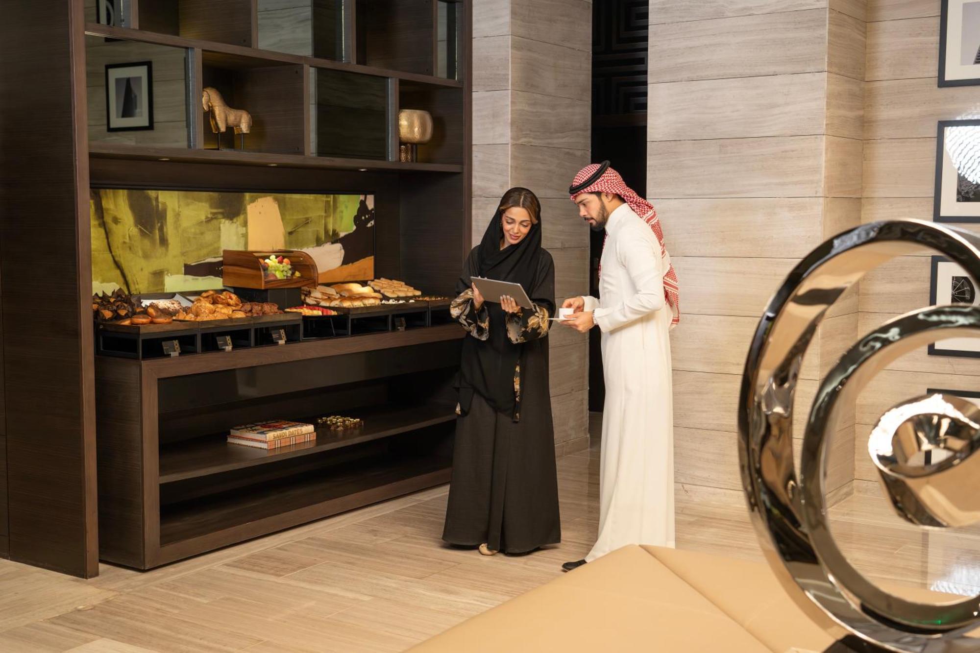 Fairmont Riyadh Exterior photo A couple in traditional Arab clothing