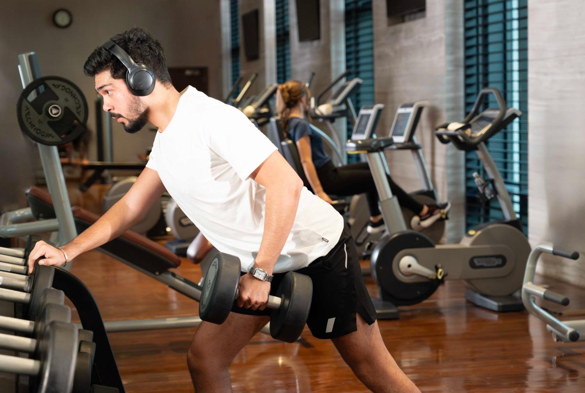 Fairmont Riyadh Exterior photo A man working out with a barbell